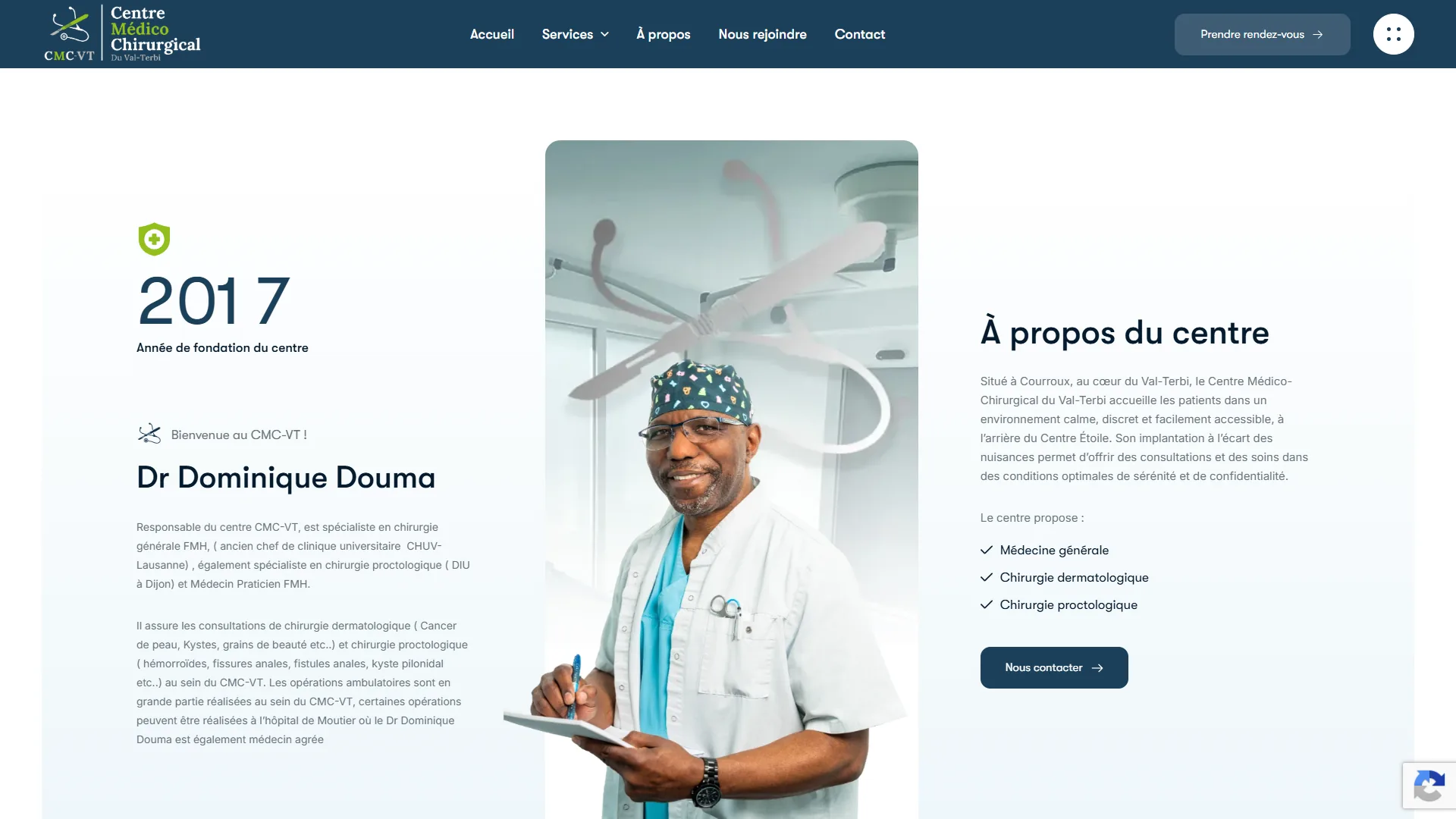 Le Dr Dominique Douma et l'équipe du centre, présentés sur la page À propos.