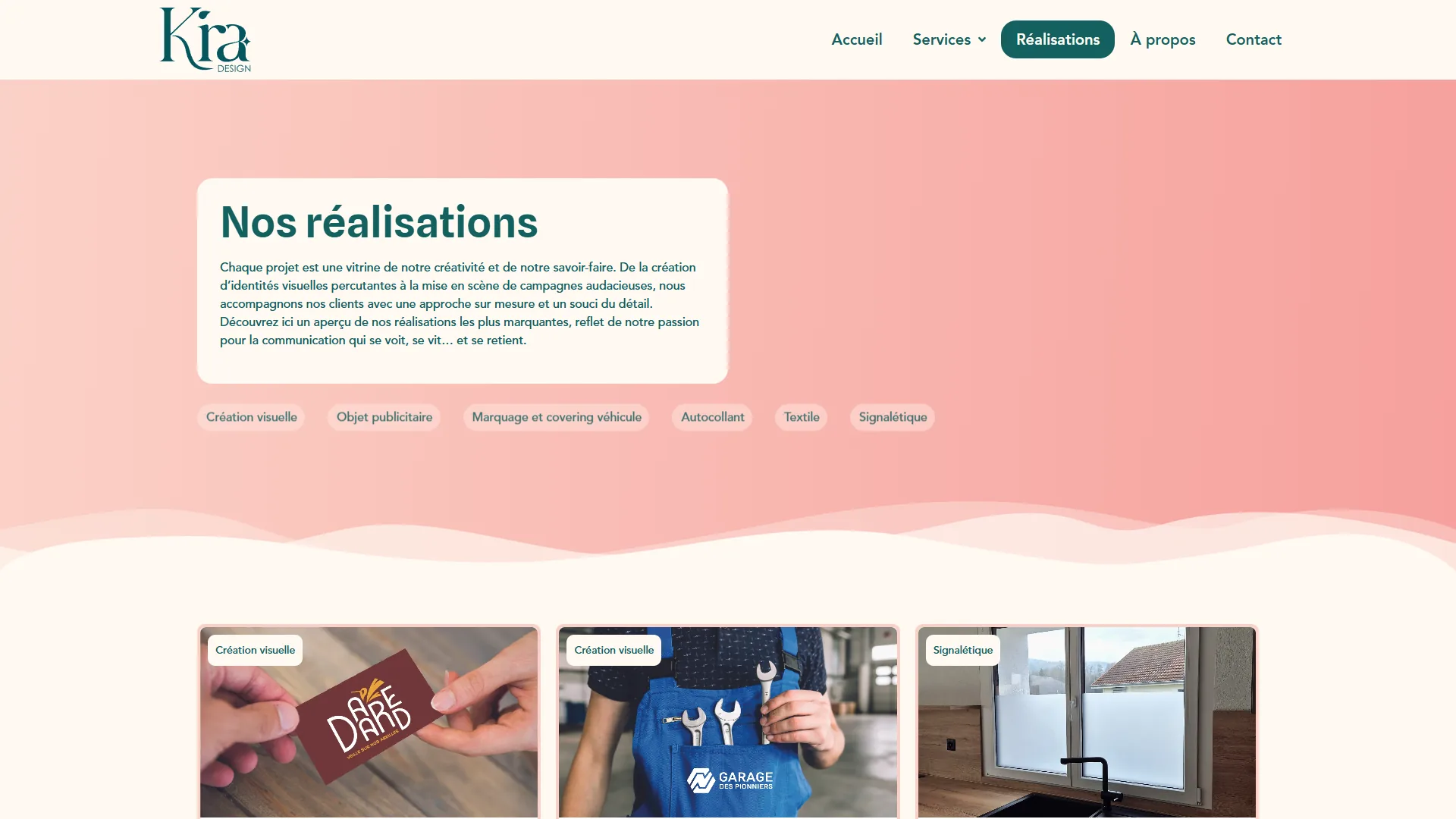 Le portfolio, filtrable par savoir-faire : chaque réalisation reliée à son service.