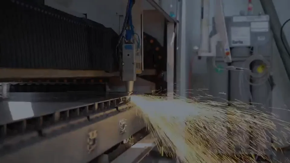 Le tournage d’atelier qui anime le site : découpe laser, pliage, façonnage.