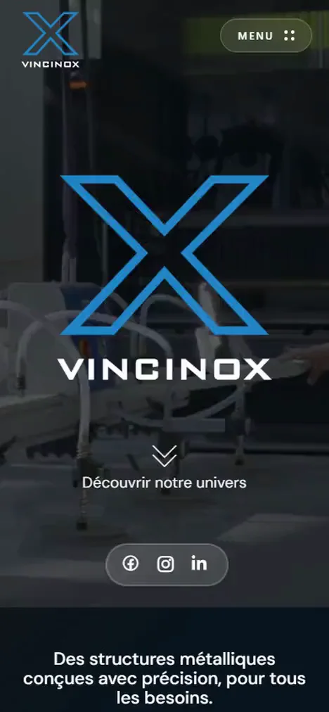 L’accueil sur téléphone : le menu s’ouvre par-dessus le film de l’atelier, puis se referme.